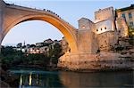 Mostar, Stari Most, Peace Bridge sur la rivière Neretva illuminé le soir réplique du XVIe siècle pierre pont détruit par les bombardements de Croates de Bosnie en 1993 et inauguré en 2004