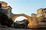 Mostar, pont de la paix de Stari Most sur la rivière Neretva illuminé le soir réplique du XVIe siècle pierre pont détruit par les bombardements de Croates de Bosnie en 1993 et inauguré en 2004