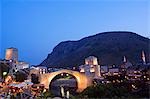 Le pont Peace Balkans Bosnie Mostar Stari Most sur la rivière Neretva illuminé le soir réplique du XVIe siècle pierre pont détruit par les bombardements de Croates de Bosnie en 1993 et inauguré en 2004