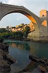 La Balkans Bosnie Mostar fin après-midi lumière sur le pont de la paix Stari Most réplique du pont en pierre du XVIe siècle détruite par les Croates de bombardements en 1993 et ouvert en 2004 la rivière Neretva