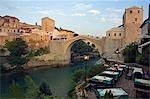 La réplique du pont de la paix Balkans Bosnie Mostar Stari Most de pont en pierre du XVIe siècle détruite par les Croates de bombardements en 1993 et ouvert en 2004 Restaurant donnant sur pont et la rivière Neretva