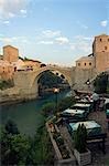 La réplique du pont de la paix Balkans Bosnie Mostar Stari Most de pont en pierre du XVIe siècle détruite par les Croates de bombardements en 1993 et ouvert en 2004 Restaurant donnant sur pont et rivière