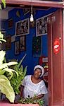Café-Besitzer sieht in der Straße in die UNESCO-Stadt Salvador da Bahia, Nord-Ost-Brasilien