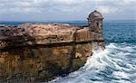 Brasilien, Bahia, Camamu Bay. Auf der Insel Tinhare, das portugiesische Fort in das Dorf von Morro de Sao Paulo - einer der größten in Brasilien. Der Bau initiiert, 1630, und es wurde mehrmals vergrößert, einige Teile wurden rekonstruiert, wenn durch Regen und Zeit beschädigt. Während der Kolonialzeit Brasiliens hatte es 51 Kanonen, während in der Garnison Dorf 183 Männer lebten.