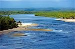 Brésil, Bahia, île de Boipeba. Le canal divisant Tinharé et Boipeda sur le littoral de l'Atlantique Bahia du Brésil depuis les airs.