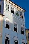 Brasilien, Bahia, Salvador. Innerhalb der historischen Altstadt, UNESCO Weltkulturerbe, in der Nähe von Sao Francisco Kirche und Kloster von Salvador, Detail der Fassade der Kolonialstil Stadthäuser, Fensterläden und renovierte klassische Windows.