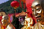 Lebensechte Funktionen eines der vielen goldenen Buddhas im zehn Tausend Buddhas Kloster in der Nähe von Sha Tin in Hongkong New Territories.