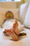 Enfants aux pieds nus, allongé sur le canapé, Salzbourg, Autriche