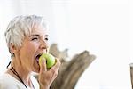 femme mange une pomme