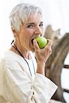 Frau einen Apfel essen