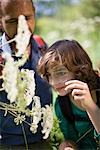 enseignants et élèves dans le bois