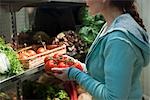 femme shopping pour légumes