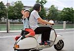 père et fils sur scooter