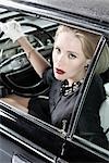 Porträt von glamourösen Frau in einem 1964 Chevrolet Imperial LeBaron