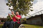 homme en fauteuil roulant avec ballon