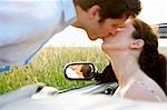 Couple s'embrassant dans une Cabriolet