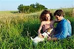 Couple avec chien, dans un champ de blé