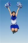 Lächelnd Cheerleader springen in Luft, (Portrait), (low Angle View)