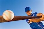 Joueur de baseball frapper la balle avec bâton, (angle faible vue)