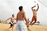 Hommes jouer au volley-ball sur la plage