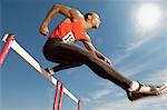 Athlète masculin, saut d'obstacle, milieu aérien