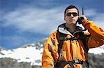 Homme utilisant talkie-walkie sur le sommet de la montagne