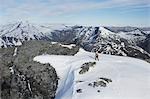 Bergsteiger Richtung fernen Gipfel über Schnee