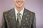 Homme d'affaires avec des étoiles d'or sur le costume, portrait