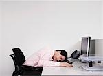 Employé de bureau homme endormi au bureau dans le Bureau
