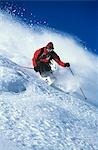 Homme ski à flanc de montagne