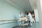 Patient de médecins se précipiter sur gurney descendre le couloir de l'hôpital