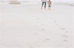 Père et fils se promener sur la plage