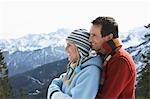 Couple embrassant sur le sommet de la montagne, vue latérale