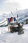 Skieur se reposer dans une chaise longue dans les montagnes