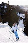 Femme ski pente, élevé vue