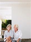 Senior couple assis sur la véranda, portrait