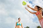 Teenager (16-17) spielen beach-Volleyball, Flachwinkelansicht
