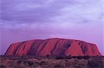 Australien, Uluru bei Dämmerung