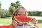 Porträt von Girl (5-6) Betrieb Scheibe Wassermelone