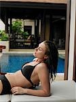 Jeune femme en Bikini au bord de piscine