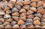 Dubaï, Émirats Arabes Unis, sandales faites de chameau peaux sont en vente dans le souk de Bur Dubaï.