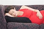 Femme enceinte dormir sur le canapé
