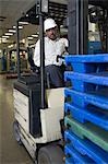 Mann fahren Gabelstapler in Zeitung-Fabrik