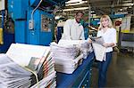 Mann und Frau, die Arbeit in Fabrik Zeitung