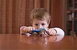 Garçon jouant avec le jouet avion