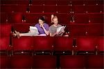 Junge Frauen sitzen im Theater-Stände