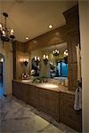 Palm Springs Badezimmer mit beleuchteten Kronleuchter