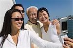 Familie fotografieren sich auf Segelboot