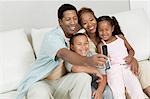 Wobei Familienfoto Familie auf Sofa mit Kamera-Handy