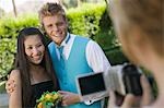 Couple adolescent bien habillés, posant pour la caméra vidéo à l'extérieur de l'école de danse